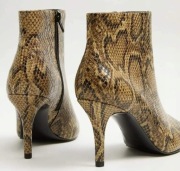 Nowe botki wężowe Mango 