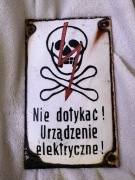 Tabliczka ostrzegawcza PRL „Nie dotykać! Urządzenie elektryczne” czaszka