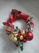 Wianek na drzwi w kolorze czerwonym