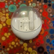 Oppo Enco 3 - prawa słuchawka i ładowarka