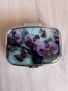 Ozdobne metalowe pudełeczko, kieszonkowa szkatułka - storczyk, orchidea