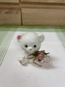 Biały porcelanowy miś z kwiatkiem