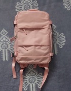 Różowy plecak turystyczny podręczny do samolotu pakowny i pojemny 40x25x20