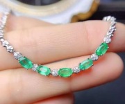 Bransoletka srebrna ze szmaragdami.