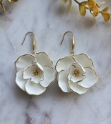 Duże biało-złote kwiatowe kolczyki z gliny polimerowej