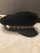 Kaszkiet zimowy czapka z daszkiem łańcuchem steve madden 56 cm