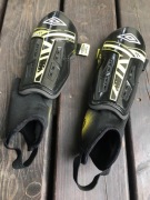 Ochraniacze piłkarski, nagolenniki, na Piszczele - Umbro 140-160 Neo Valor