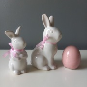 ZAJĄCE Z KOKARDKĄ FIGURKI OZDOBY WIELKANOCNE 2 SZT
