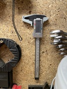 Uchwyt na suwmiarkę do tablicy narzędziowej. 