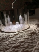 Efektowny żyrandol miasta nocą wykonany ze stali nierdzewnej.