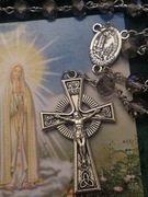 Śliczny szklany Różaniec z Fatimy Portugalia.Piękny krzyżyk z p.Jezusem.