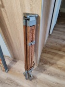 Zabytkowy statyw drewniany typu geodezyjnego