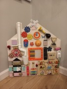 Duża tablica manipulacyjna sensoryczna domek prezent na roczek