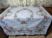 Ręcznie haftowany obrus 145x108