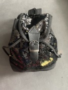 Mały czarny cekinowy plecak