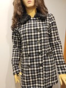 Płaszcz w kratę 36 S czarno-biały z futerkowym kołnierzem elegancki