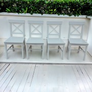 Krzesło drewniane białe. 