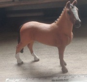 Schleich figurka Koń hanowerski wałach