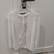 Koszula z ozdobną koronką