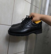 Czarne skórzane 42 Easy Street buty męskie typu derby. Wykonane z gładkiej 