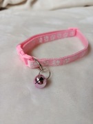 Różowa obroża dla kota lub małego psa z dzwoneczkiem wzór w łapki 