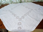 Obrusik z szydełkowymi wstawkami 88 x82