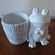 Ceramiczny pojemnik z żabą