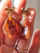 Unikatowe Kolczyki z Naturalnego Bursztynu Bałtyckiego – Rękodzieło