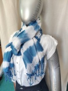 Ozdobny, oryginalny szalik, batik, biały z niebieskimi pasami