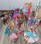 Zestaw lalek Barbie z autem i interaktywnym koniem.