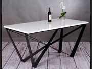 Nowoczesny stół z blatem z konglomeratu kwarcowego