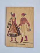Obrazek drewniany, para w strojach kurpiowskich,wyklejana barwioną słomą