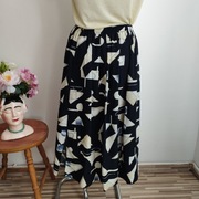 Spódnica damska uniwersalna na gumce – geometryczny wzór, czarna, midi