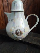 Dzbanek  scenka rodzajowa dworska iryzowane Henneberg