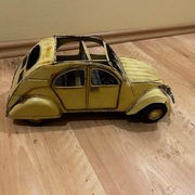 Metalowy samochód zabytkowy