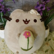 Pusheen z jajkiem z pisanką na Wielkanoc 