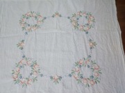 Ręcznie haftowana serweta 72x70