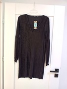 czarna plisowana prosta sukienka z dlugim rekawem boohoo z plisami