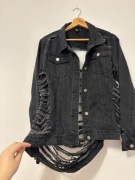 czarna, postarzana kurtka dżinsowa z podartymi detalami