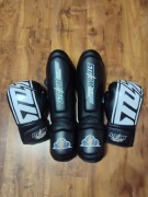 Kickboxing , rękawice , ochraniacze na nogi 