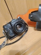 Aparat analogowy Zenit 11 w komplecie z lampą błyskową, plus gratis.
