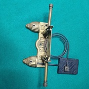 Masywny system mocowania mechanizmu zegara ze śrubami