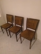 3 krzesła z tapicerką, lite drewno, w siedzeniach sprężyny.