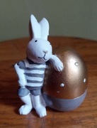 Figurka Króliczka obok jajka