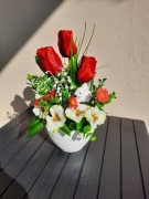 Czerwone tulipany,Kompozycja wiosenna z tulipanami, Stroik wiosenny