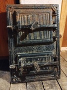 Stare, żeliwne drzwiczki do pieca Charsznica, wędzarnia