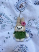 breloczek miffy z kwiatkiem