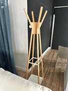 Wieszak podłogowy Magellan Woodman