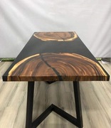 Stół drewniany z żywicą epoksydową