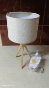 Lampa stołowa biała nóżki drewniane